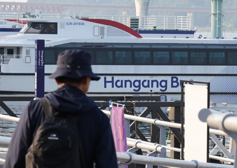 29일 서울 강서구 한강버스 마곡선착장에 한강버스가 정박해 있다. 서울시는 이날부터 한 달간 한강버스에 승객 탑승을 일시 중단하고 성능 고도화와 안정화를 위한 '무승객 시범운항'으로 전환한다. 2025.9.29/뉴스1 ⓒ News1 장수영 기자