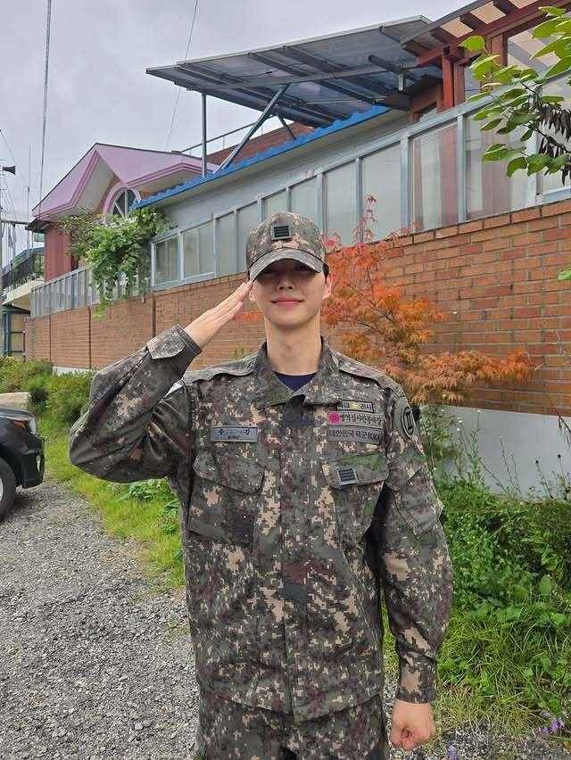 '현역 만기 제대' 송강, 여전한 '얼굴 천재'…칼각 거수 경례 [N샷]
