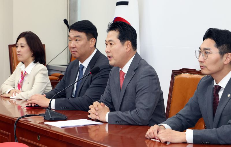 국민의힘 장동혁 대표가 2일 국회에서 추석 연휴를 앞두고 가진 기자간담회에서 발언하고 있다. 사진=박범준 기자
