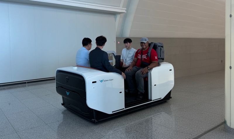 인천공항 제2여객터미널 여객들이 실내 자율주행 운송차량(AM)을 이용해 탑승구로 이동하고 있다. 인천국제공항공사 제공