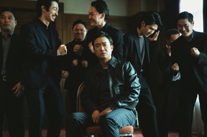 영화 '보스'에서 차기 보스 0순위인 조우진이 중국집 사장이 되고 싶어 허탈한 표정을 짓고 있다. 하이브미디어코프 제공