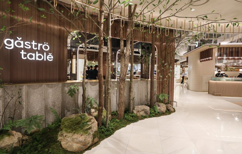 맨위 사진부터 신세계백화점 식품관 전경, 롯데 에비뉴엘 잠실점 '더페어링' 내부, 현대백화점 가스트로테이블 전경 각 사 제공