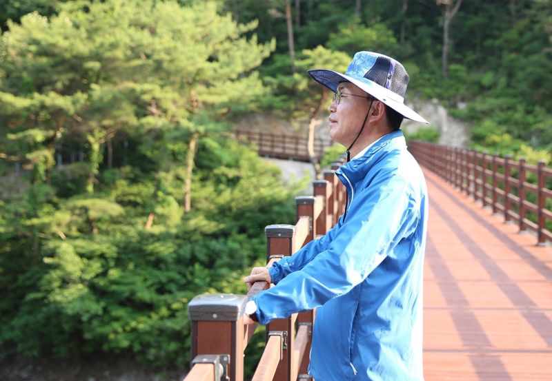 전남 나주시가 그동안 일부 구간만 임시 개방했던 '나주호 둘레길'을 오는 17일 전면 개통한다. 사진은 윤병태 시장이 '나주호 둘레길'을 직접 걸어보고 호수 풍광을 바라보고 있는 모습. 나주시 제공