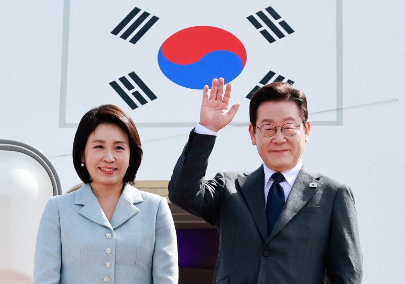 유엔 총회에 참석하는 이재명 대통령이 22일 경기 성남 서울공항에서 김혜경 여사와 출국하며 인사하고 있다. 뉴시스