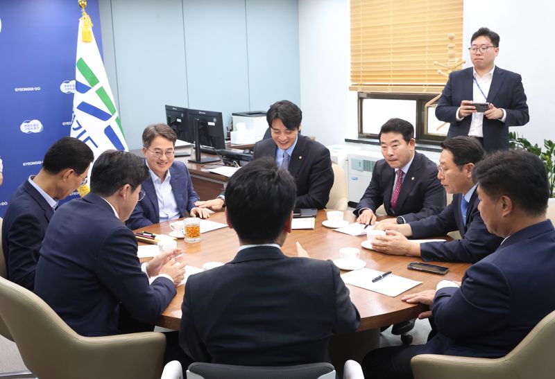 김동연 경기지사는 2일 더불어민주당 박정·한준호·김주영·박상혁·김영환·이기헌 국회의원과 긴급 회동을 갖고, 일산대교 통행료 무료화를 논의하고 있다. 경기도 제공