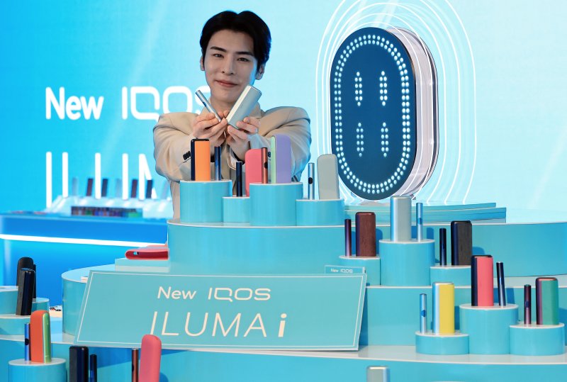 5일 오전 서울 중구 을지로 롯데호텔 서울 크리스탈볼룸에서 모델들이 한국필립모리스의 궐련형 전자담배 기기 '아이코스 일루마 i(IQOS ILUMA i)' 시리즈를 소개하고 있다. 한국필립모리스의 신제품 '아이코스 일루마 i 프라임'과 '아이코스 일루마 i'는 홀더에 장착된 터치스크린으로 기기의 예열 상태를 비롯해 잔여 사용 시간과 잔여 사용 횟수 확인이 가능하며 일시정지 모드를 통해 최대 8분간 기기 사용을 일시정지 할 수 있다. 또한 플렉스 퍼프 기능을 통해 사용자별 사용 패턴과 흡입 속도 차이를 고려해 개개인의 사용 패턴을 분석