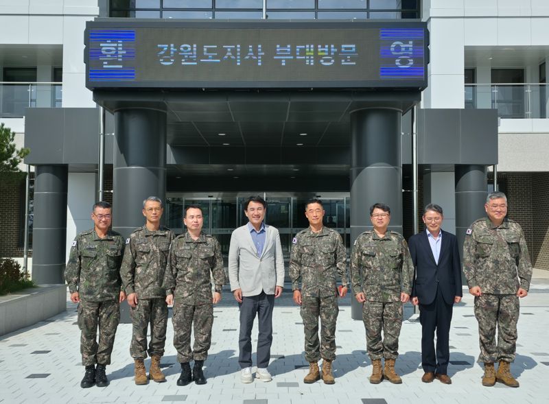 김진태 강원도지사가 2일 원주에 위치한 제1군수지원사령부를 방문, 장병들의 노고를 격려하고 위문금을 전달했다. 강원자치도 제공