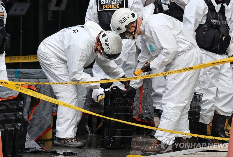 리튬이온배터리 살펴보는 경찰 (출처=연합뉴스)