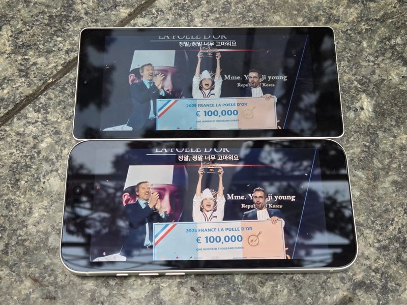 갤럭시 S25 울트라(위)와 아이폰 17 프로 맥스로 각각 tvN 드라마 '폭군의 셰프'를 재생하는 모습. 사진=구자윤 기자