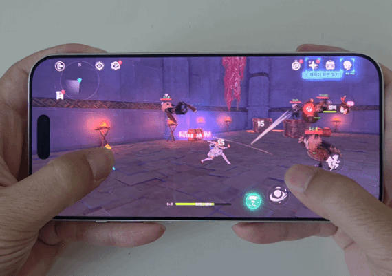 아이폰 17 프로 맥스로 게임 '원신'을 하는 모습. 사진=구자윤 기자