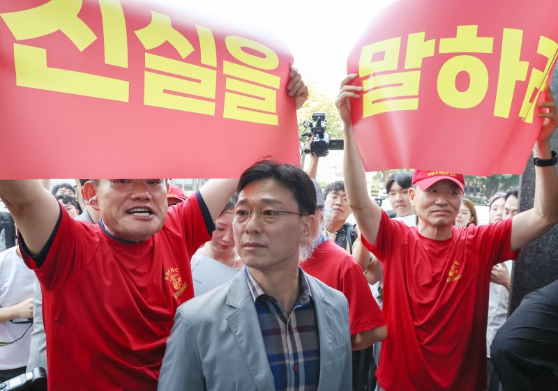 해병대원 순직사건에서 업무상과실치사 혐의를 받는 임성근 전 해병대 1사단장이 지난 7월 서울 서초구 '순직 해병 특검'(이명현 특별검사) 사무실에 신속 결정 요청서를 제출하기 위해 방문했으나 출입을 거부당했다. 2025.7.29/뉴스1 ⓒ News1 민경석 기자