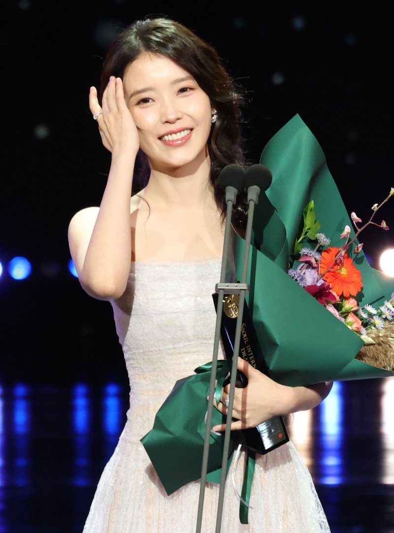 [뉴스1 ★]아이유, 꽃잎 같은 청초함…연기로 피어난 순간