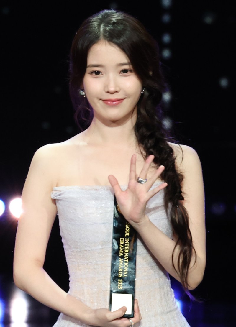 [뉴스1 ★]아이유, 꽃잎 같은 청초함…연기로 피어난 순간