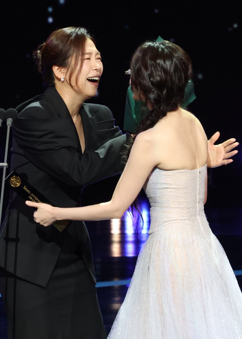 [뉴스1 ★]아이유, 꽃잎 같은 청초함…연기로 피어난 순간