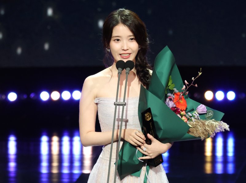 [뉴스1 ★]아이유, 꽃잎 같은 청초함…연기로 피어난 순간