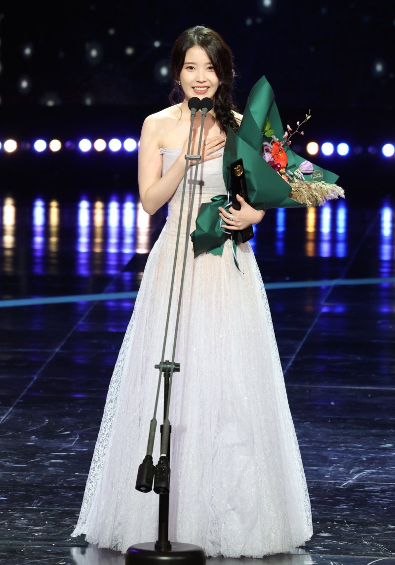 [뉴스1 ★]아이유, 꽃잎 같은 청초함…연기로 피어난 순간