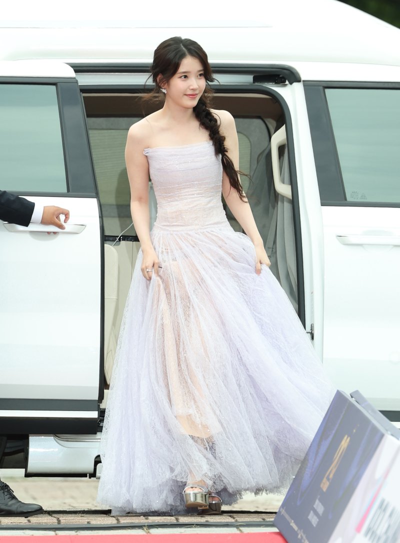 [뉴스1 ★]아이유, 꽃잎 같은 청초함…연기로 피어난 순간