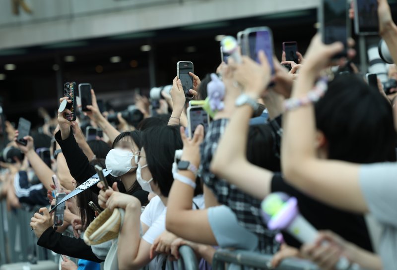 [뉴스1 ★]아이유, 꽃잎 같은 청초함…연기로 피어난 순간