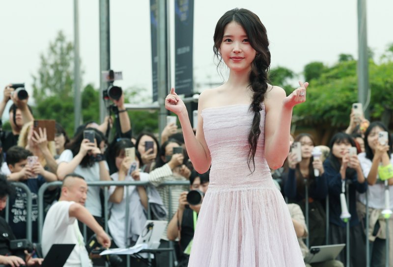 [뉴스1 ★]아이유, 꽃잎 같은 청초함…연기로 피어난 순간