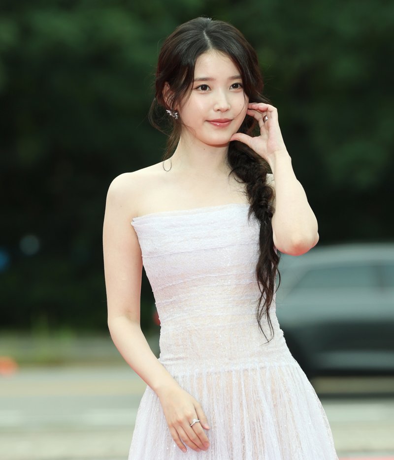 [뉴스1 ★]아이유, 꽃잎 같은 청초함…연기로 피어난 순간