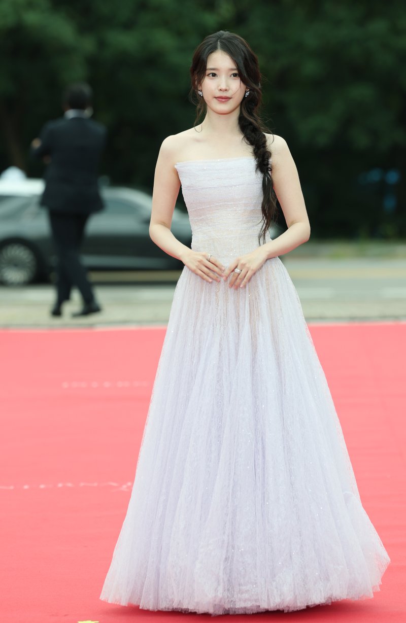 [뉴스1 ★]아이유, 꽃잎 같은 청초함…연기로 피어난 순간