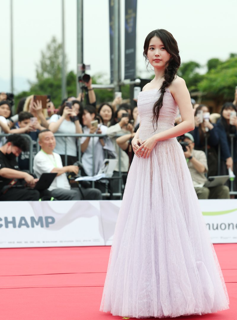 [뉴스1 ★]아이유, 꽃잎 같은 청초함…연기로 피어난 순간