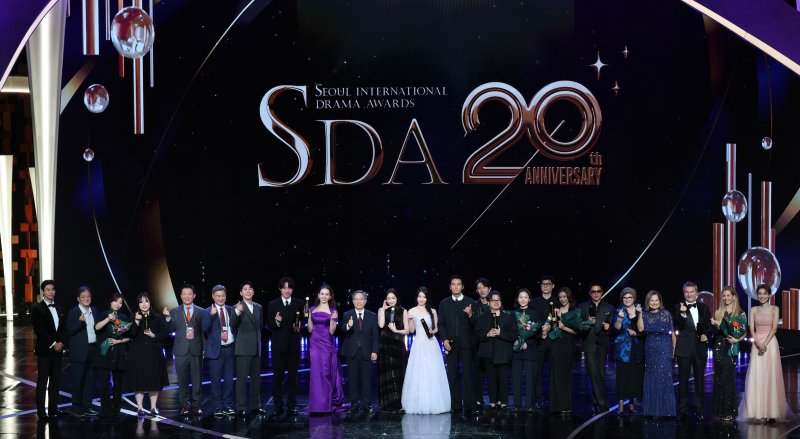 [뉴스1 ★]아이유, 꽃잎 같은 청초함…연기로 피어난 순간