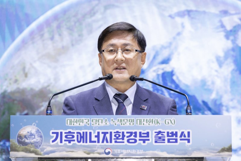 [세종=뉴시스] 김성환 기후에너지환경부 장관은 1일 열린 기후부 출범식에서 "기후부 출범은 화석연료에 의존하는 탄소문명을 종식시키고 재생에너지 중심의 탈탄소 녹색문명으로 대전환하기 위한 첫걸음"이라고 밝혔다. (사진=기후부 제공) 2025.10.01. photo@newsis.com *재판매 및 DB 금지