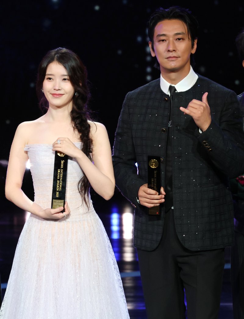 [뉴스1 ★]아이유, 꽃잎 같은 청초함…연기로 피어난 순간