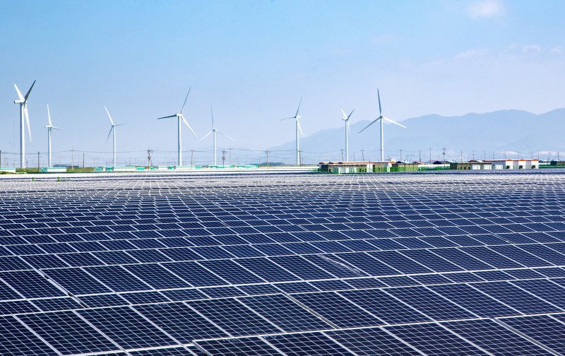 [영광=뉴시스] 전남 영광군에 조성된 풍력·태양광 재생에너지 발전단지 전경. (사진=영광군 제공) photo@newsis.com *재판매 및 DB 금지