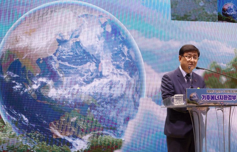 [세종=뉴시스] 강종민 기자 = 1일 세종시 정부세종청사 대강당에서 열린 기후에너지환경부 출범식에서 김성환 장관이 출범사를 하고 있다. 2025.10.01. ppkjm@newsis.com