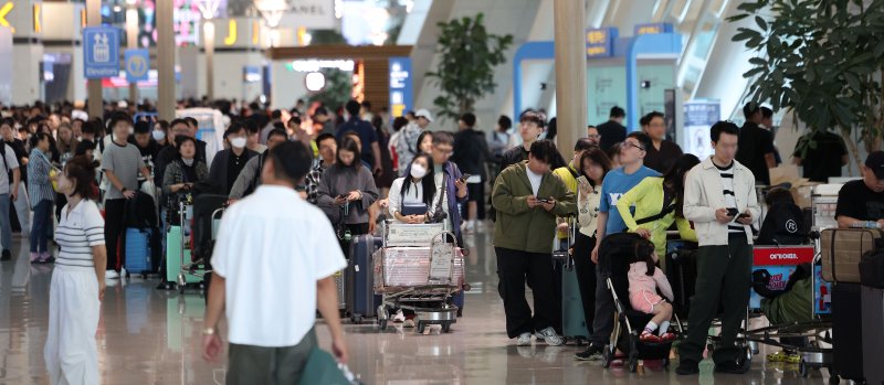 3일 인천국제공항 출국장에서 여행객들이 출국 수속을 밟고 있다. 뉴시스
