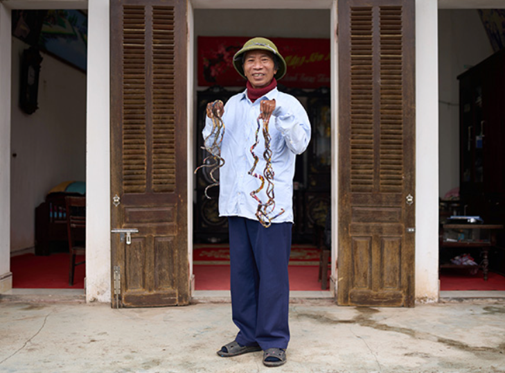 세계에서 가장 긴 손톱을 가진 사람으로 기네스북에 등재된 류꽁후옌(67)/사진=기네스북 홈페이지 캡처