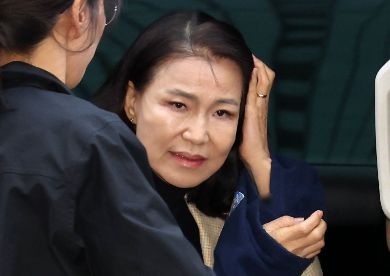 [서울=뉴시스] 홍효식 기자 = 공직선거법·국가공무원법 위반 등 혐의로 체포된 이진숙 전 방송통신위원장이 2일 서울 영등포경찰서로 압송되고 있다. 2025.10.02. yesphoto@newsis.com
