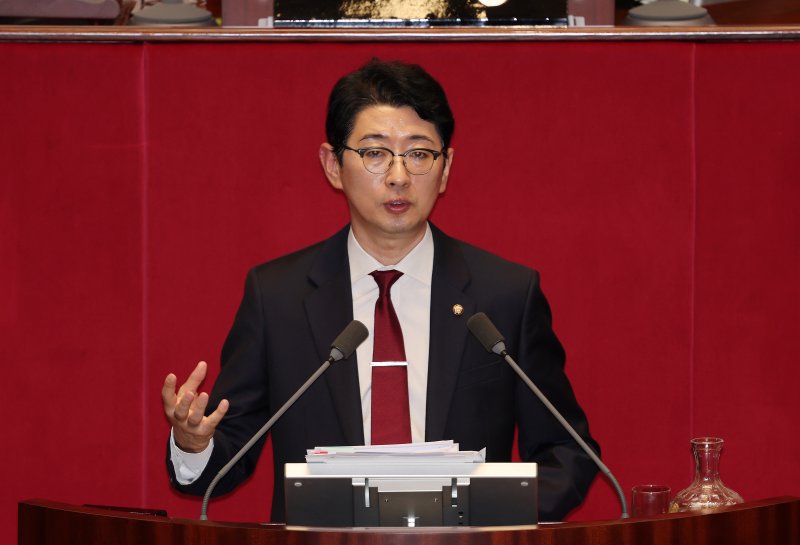 주진우 국민의힘 의원이 8월 25일 오전 서울 여의도 국회 본회의에서 상법 일부개정법률안(2차 상법 개정안)에 대한 무제한토론(필리버스터)을 하고 있다. 뉴시스