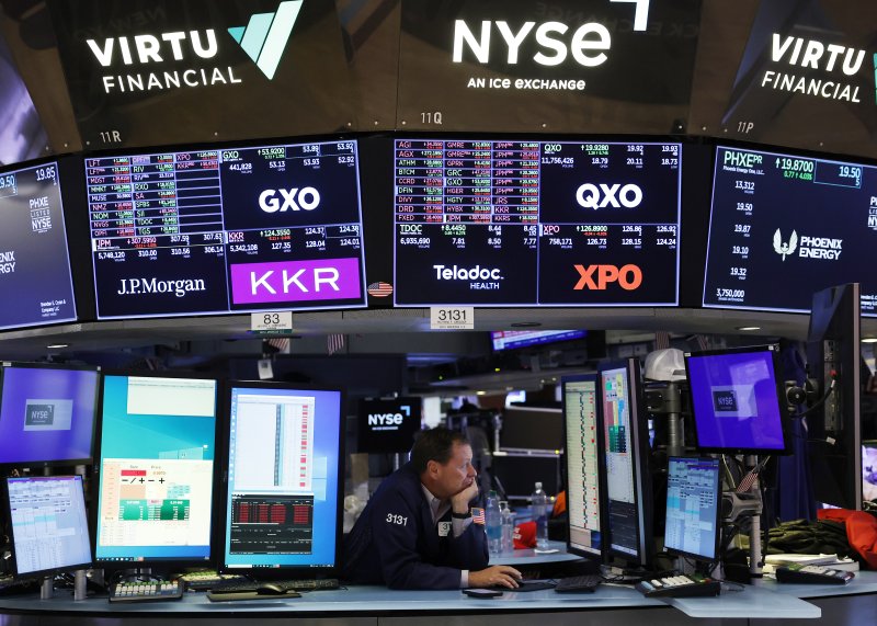 미국의 일광시간 절약제(서머타임)가 2일(현지시간) 종료돼 한국과 시간차가 동부시간을 기준으로 13시간에서 14시간으로 늘어난다. 뉴욕 증시 개장은 한국 시각으로 밤 11시 30분, 마감은 이튿날 새벽 6시로 각각 한 시간씩 늦춰진다. UPI 연합