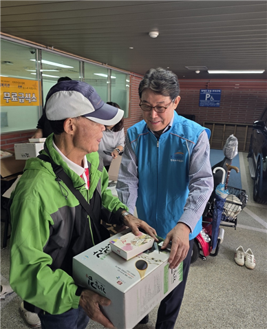 이삼규 한국수자원공사 상임감사(오른쪽)가 지난 1일 봉사단원들과 함께 대전 동구 대동종합사회복지관에서 배식 봉사활동을 펼친 뒤 복지관을 찾은 어르신들에게 후원 물품을 전달하고 있다. 한국수자원공사 감사실 제공