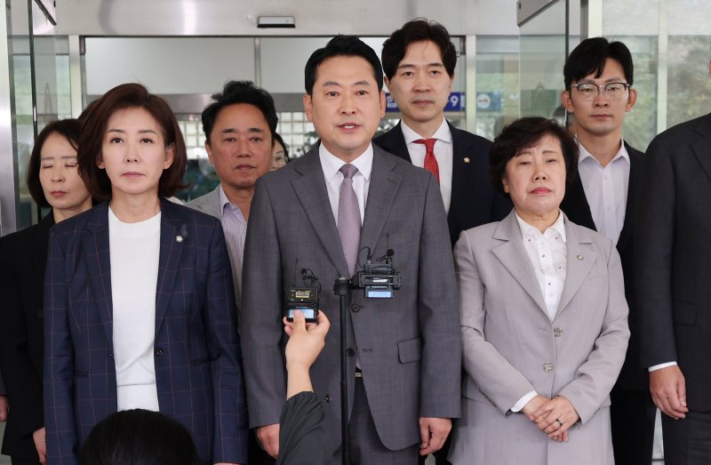 장동혁 국민의힘 대표가 3일 서울 영등포구 영등포경찰서에서 이진숙 전 방통위원장 체포에 대한 항의방문을 마친 뒤 발언하고 있다. 뉴스1