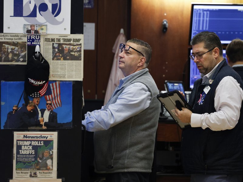 뉴욕 증시가 6일(현지시간) 다우존스산업평균만 빼고 사상 최고치를 경신했다. 미국 연방준비제도가 이날 엿새째 셧다운을 지속했지만 스탠더드앤드푸어스(S&P)500은 10월 들어 하루도 안 빠지고 사상 최고 기록을 새로 썼다. UPI 연합