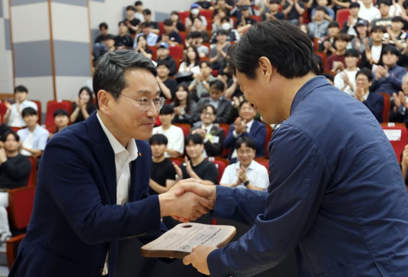 조주완 LG전자 사장(왼쪽)이 지난 2일 LG전자와 부산대 간 30년 산학협력을 기념해 부산대 측으로부터 감사패를 전달받고 있다. LG전자 제공