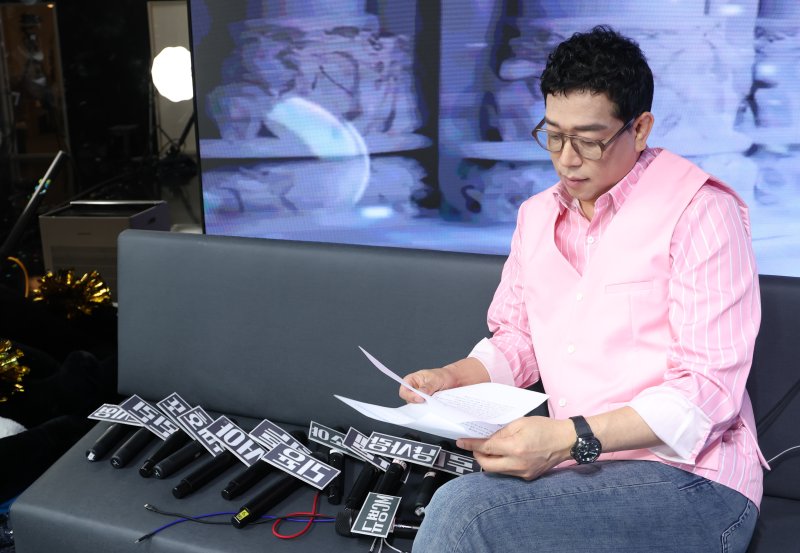 [뉴스1 ★]강병규 ‘더 크루’ 녹화 현장 공개…대본부터 리허설까지 꼼꼼하게