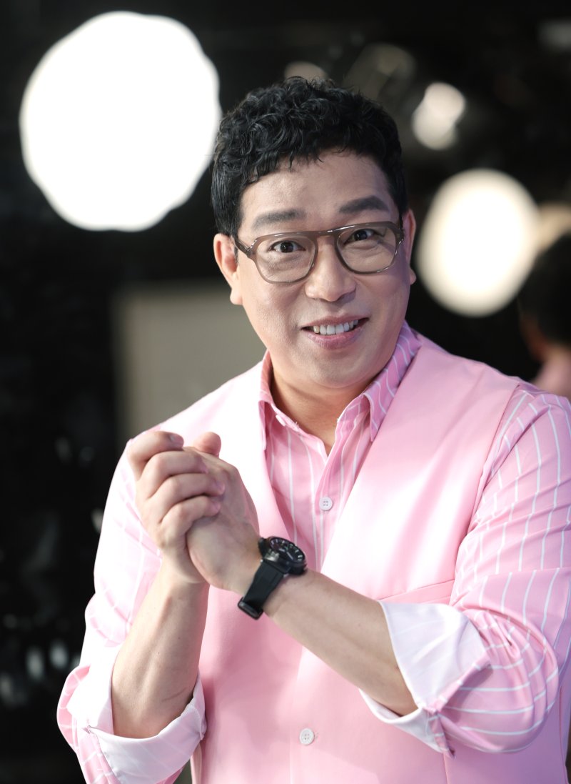 [뉴스1 ★]강병규 ‘더 크루’ 녹화 현장 공개…대본부터 리허설까지 꼼꼼하게