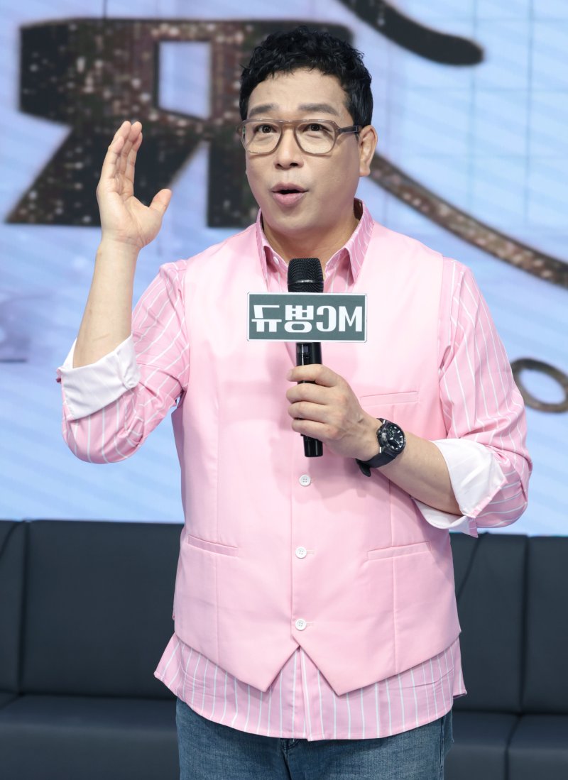 [뉴스1 ★]강병규 ‘더 크루’ 녹화 현장 공개…대본부터 리허설까지 꼼꼼하게