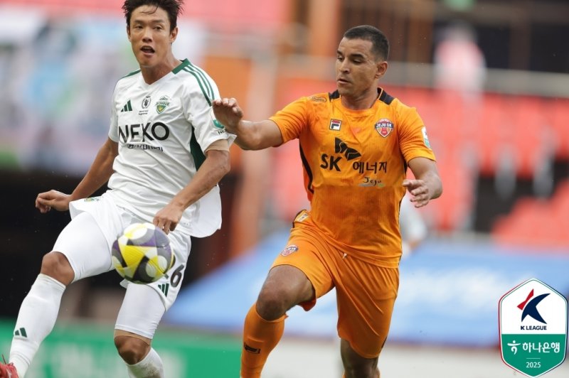 "승격? 그건 기본이고" 이정효가 그리는 수원의 목표는 승격 아닌 '폭격'... 커뮤니티는 이미 폭발 직전!