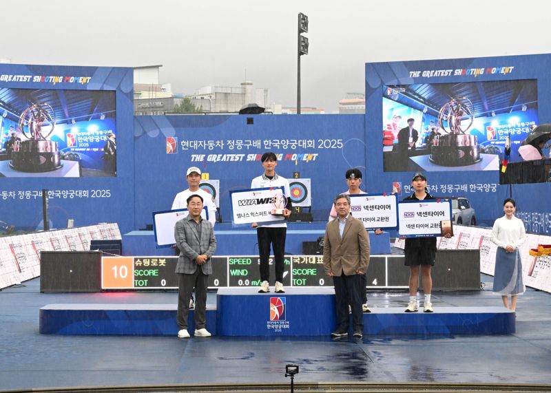 장재훈 현대차그룹 부회장(사진 앞줄 오른쪽)이 3일 광주 동구 5.18 민주광장 특설경기장에서 열린 '현대자동차 정몽구배 한국양궁대회 2025' 남자 리커브 수상자들과 시상식 후 기념촬영을 하고 있다. 사진=현대차 제공