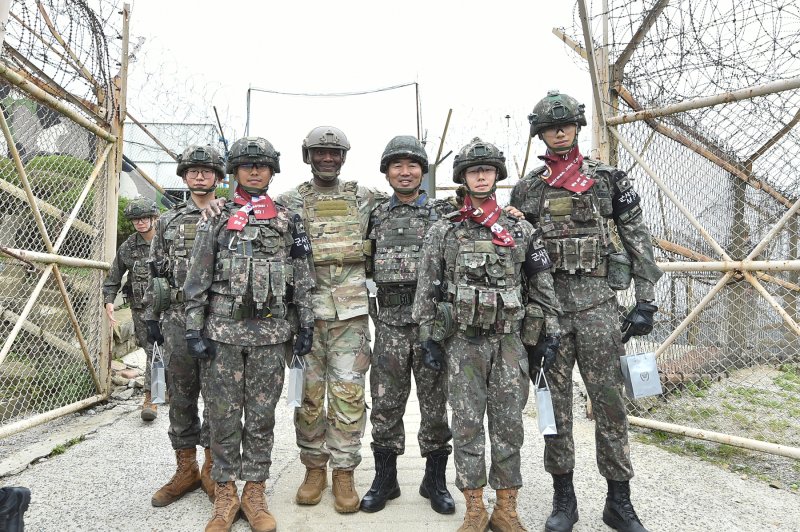 진영승 합참의장이 지난해 10월 3일 서부전선 접적지역 부대를 방문해 현장지도 및 대비태세를 점검하고 장병들을 격려했다. 이날 현장지도는 제이비어 브런슨 유엔사·연합사· 주한미군사령관과 함께 실시됐다. 합동참모본부 제공