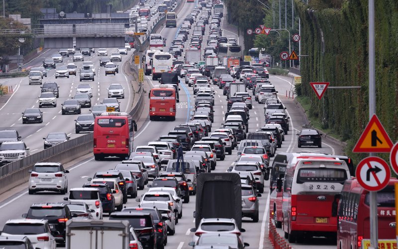 추석 연휴 첫날인 3일 오후 서울 서초구 잠원IC 부근 경부고속도로 하행선이 귀성 차량으로 정체를 빚고 있다. 2025.10.3/뉴스1 ⓒ News1 박지혜 기자