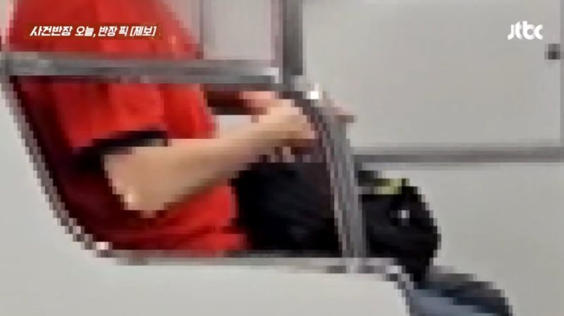 [서울=뉴시스] 지난달 28일 오전 서울 지하철 7호선에서 한 여성이 손톱을 깎고 뒤처리 없이 하차하는 장면이 포착됐다. (사진=JTBC '사건반장') *재판매 및 DB 금지 /사진=뉴시스