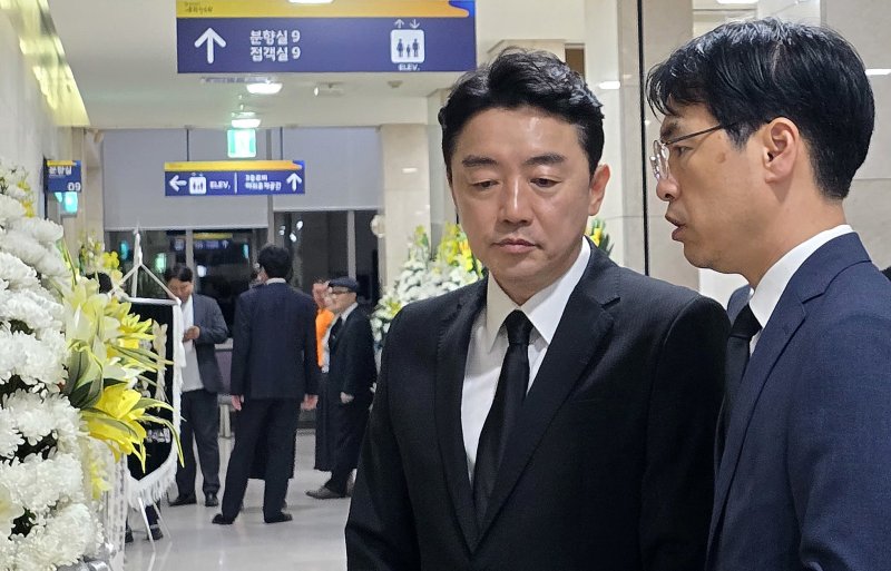 강훈식 대통령 비서실장이 3일 세종 은하수공원 장례식장에 마련된 국가전산망 담당 행정안전부 공무원 A씨 빈소를 조문하고 있다. 2025.10.3/뉴스1 ⓒ News1 장동열 기자