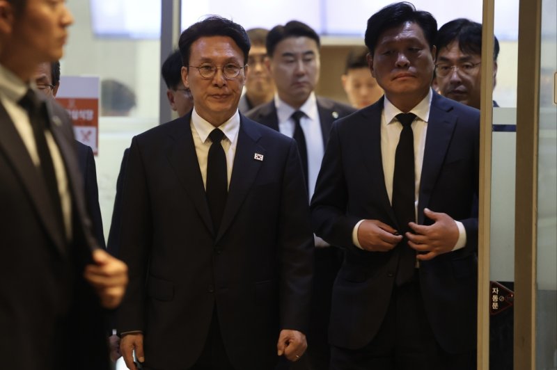 김민석 국무총리가 3일 세종 은하수공원 장례식장에 마련된 국가전산망 담당 행정안전부 공무원 A씨 빈소를 조문하고 있다. (총리실 제공. 재판매 및 DB금지) 2025.10.3/뉴스1